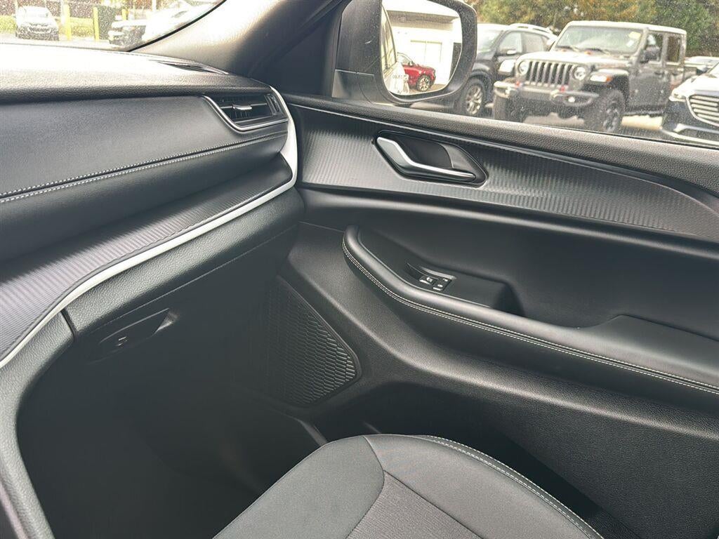 2025 Jeep GRAND CHEROKEE Base