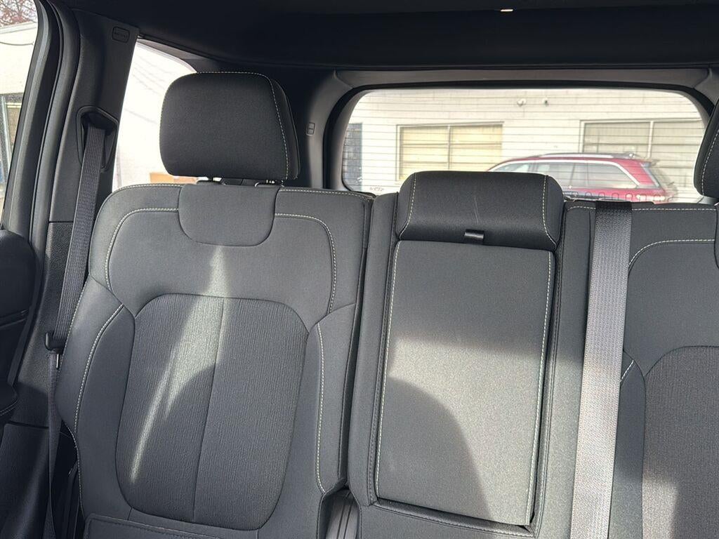 2025 Jeep GRAND CHEROKEE Base
