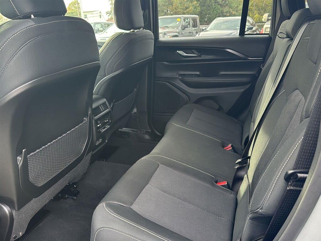 2025 Jeep GRAND CHEROKEE Base