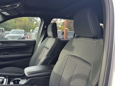 2025 Jeep GRAND CHEROKEE Base