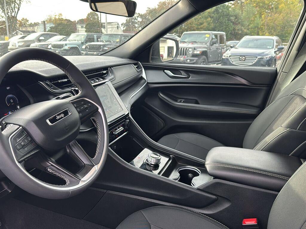 2025 Jeep GRAND CHEROKEE Base