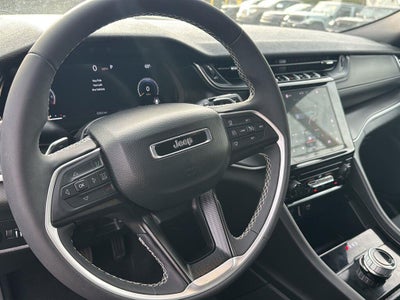 2025 Jeep GRAND CHEROKEE Base