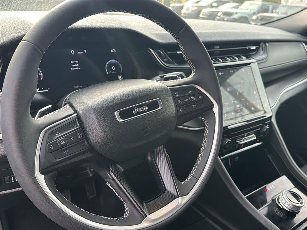 2025 Jeep GRAND CHEROKEE Base