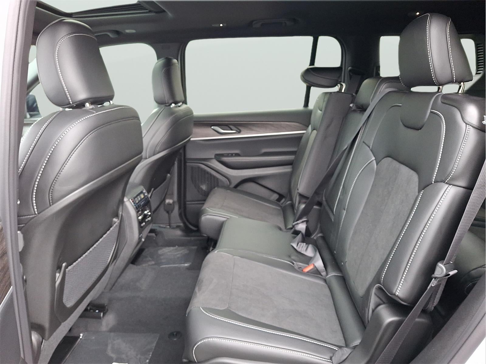 2026 Jeep Grand Cherokee L Laredo Altitude