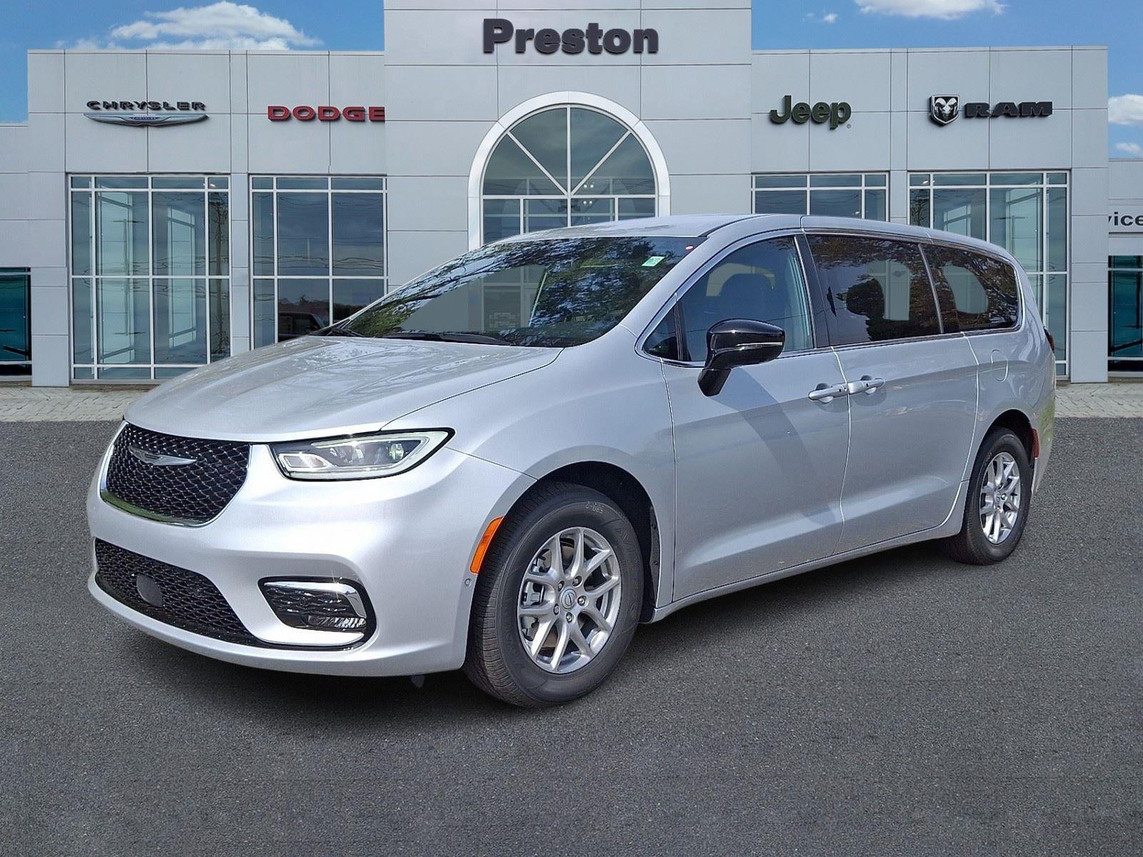 2026 Chrysler Pacifica Select's photo